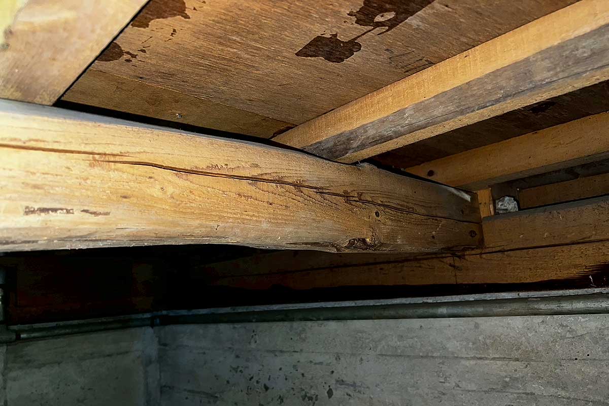 施工前の床下木部の割れ