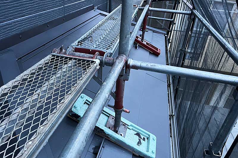 下屋根に取付けたガルバリウム鋼板