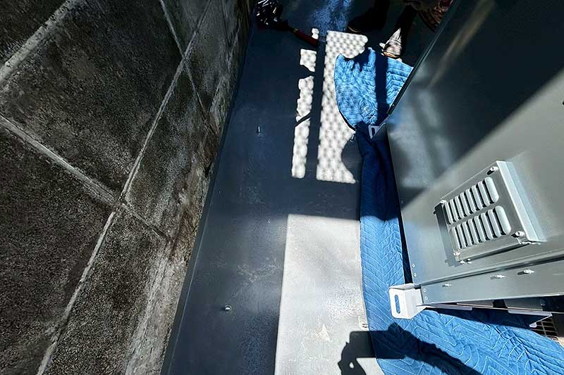 設置箇所にアンカーボルト打ち込み蓄電池スマートスターを運び込む