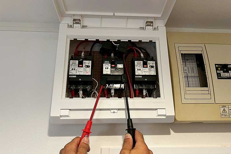 太陽光用ブレーカーの電圧チェック