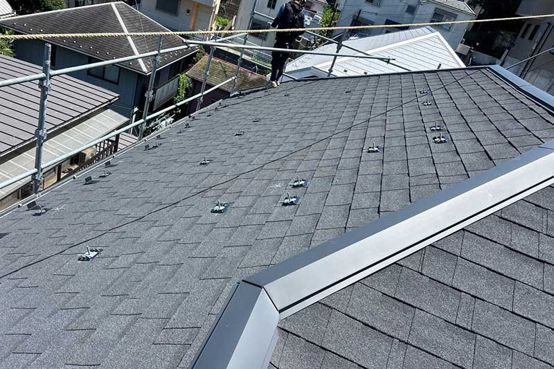 コロニアル屋根に全体に設置したコーキング打ち込み処理を施工した接続金具