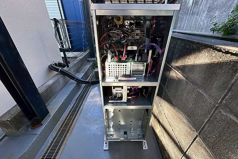 設置後の側面カバーを取り外した蓄電池スマートスター
