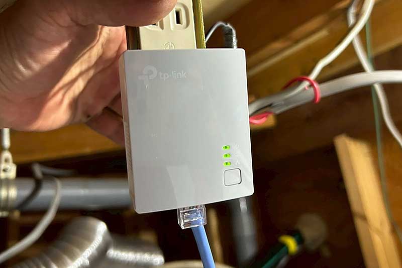 ユニットバス上部に設置したWiFi機器