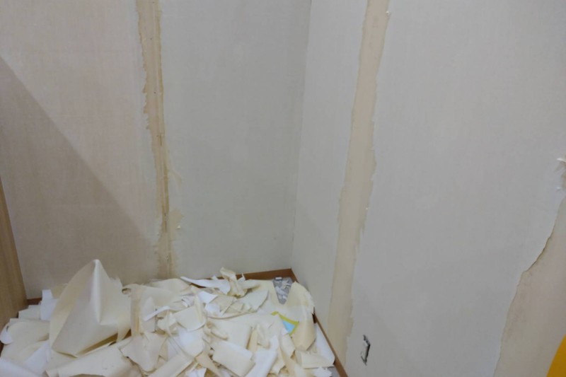 既存クロスの剥がし作業