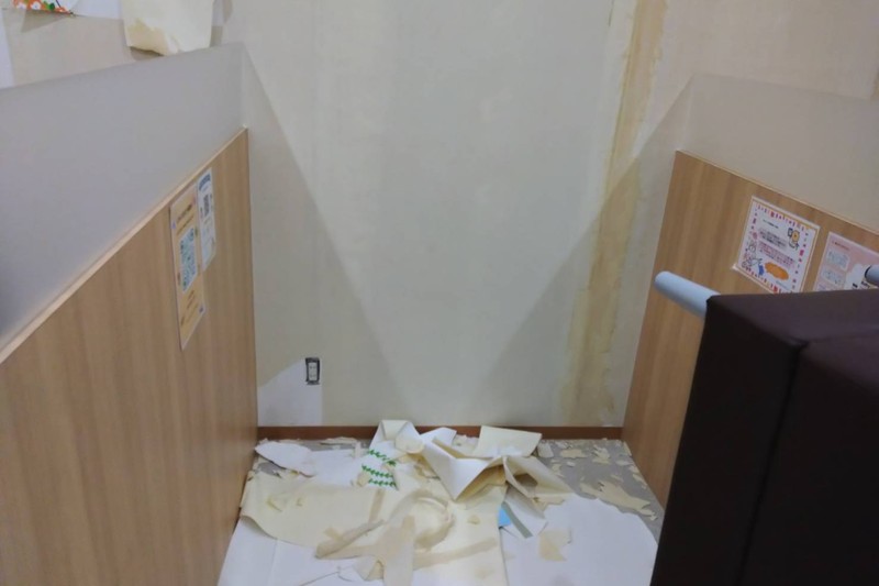 既存クロスの剥がし作業
