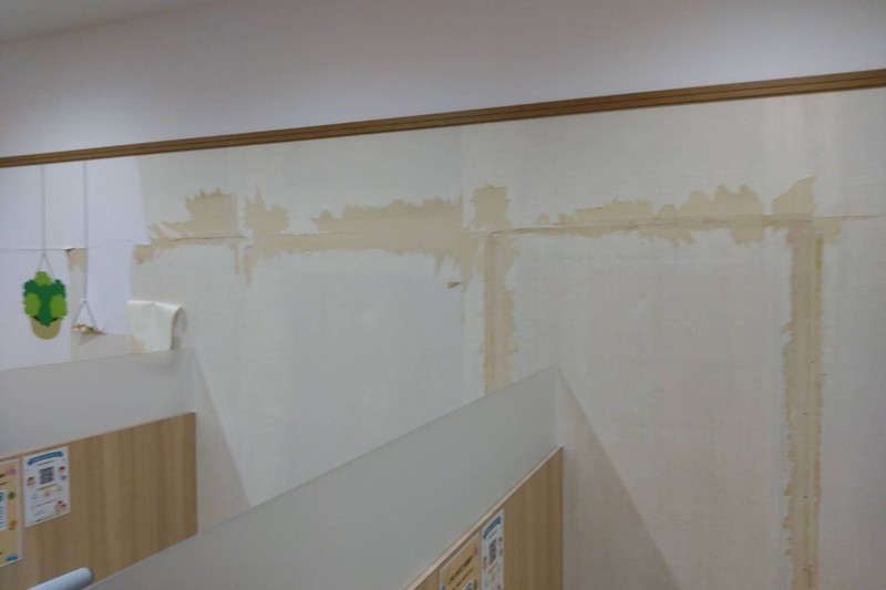 既存クロスの剥がし作業