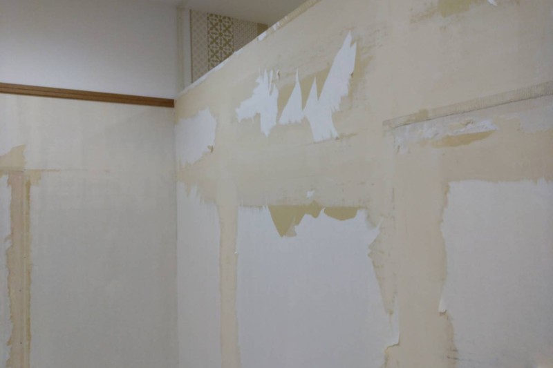 既存クロスの剥がし作業
