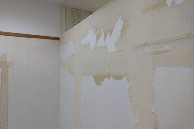 既存クロスの剥がし作業