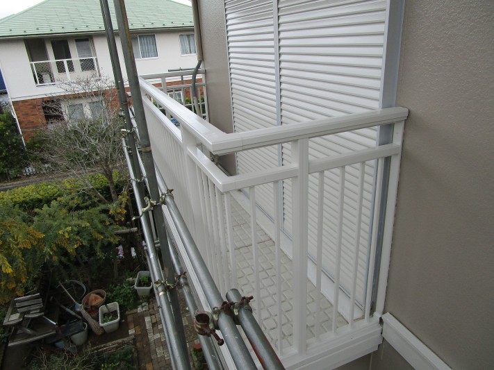塗装後の雨戸・ベランダ