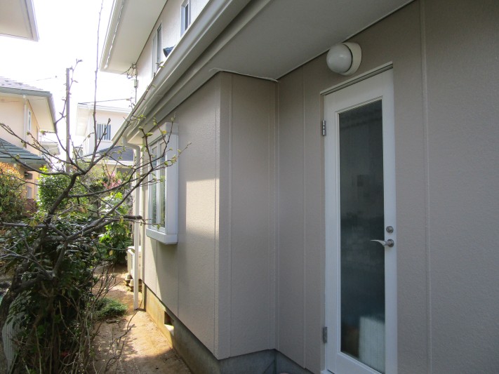 塗装後の外壁・勝手口