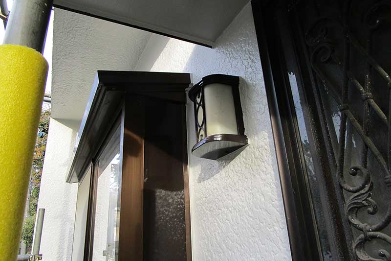 塗装後の外壁・玄関部分