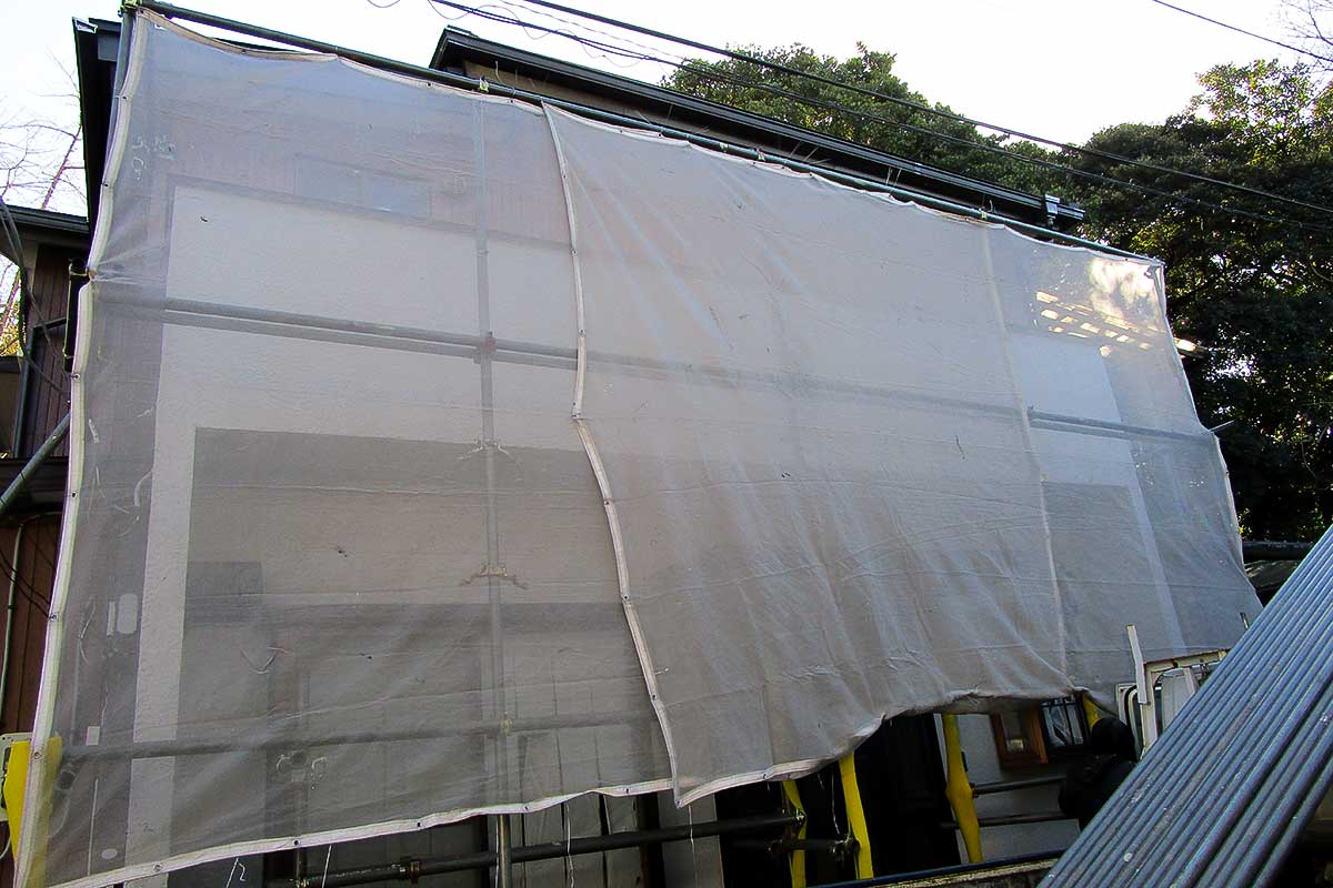 足場組立後にメッシュシート設置完了