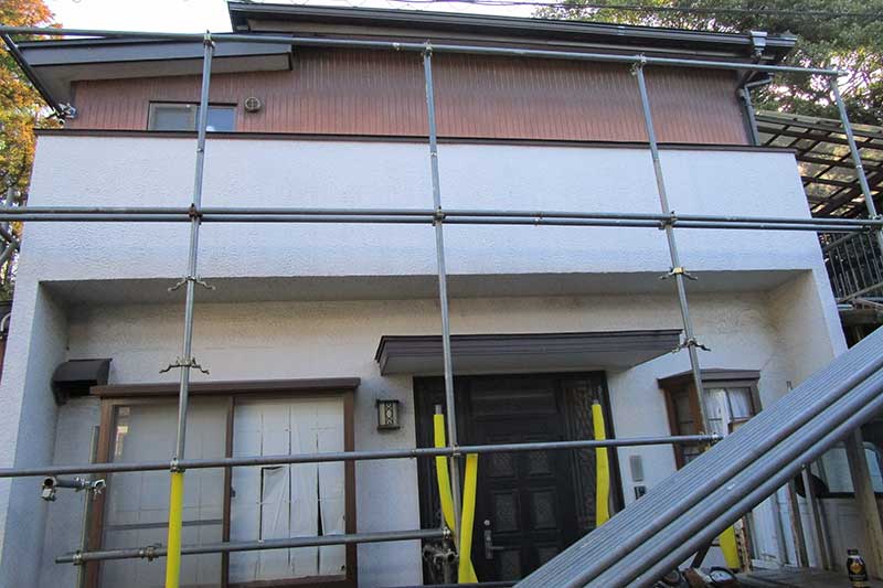 施工箇所の外壁周辺に足場の組立