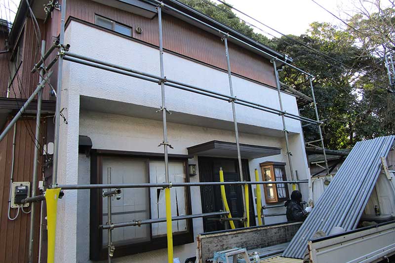 施工箇所の外壁周辺に足場の組立