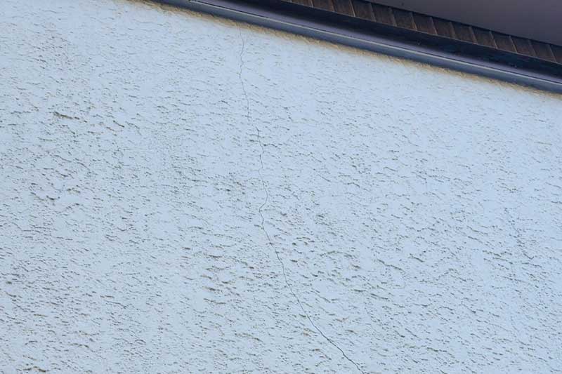 施工前の外壁の割れ