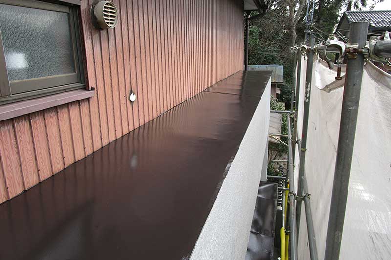下屋根の上塗り作業完了