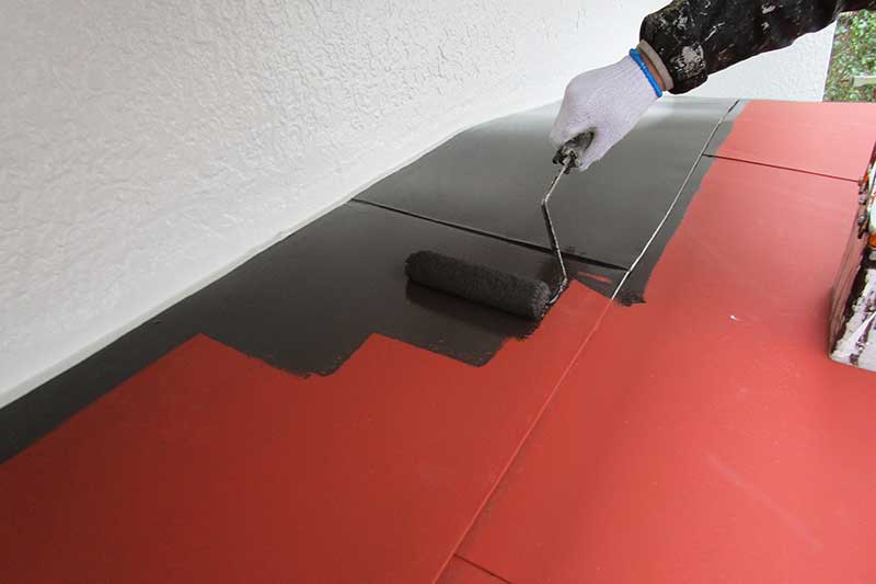 庇の上塗り作業