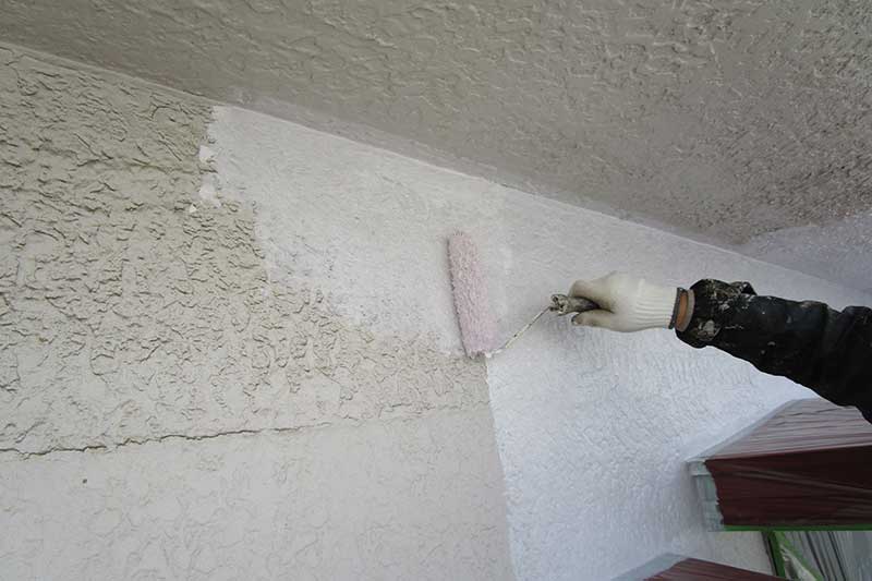 外壁の下塗り作業