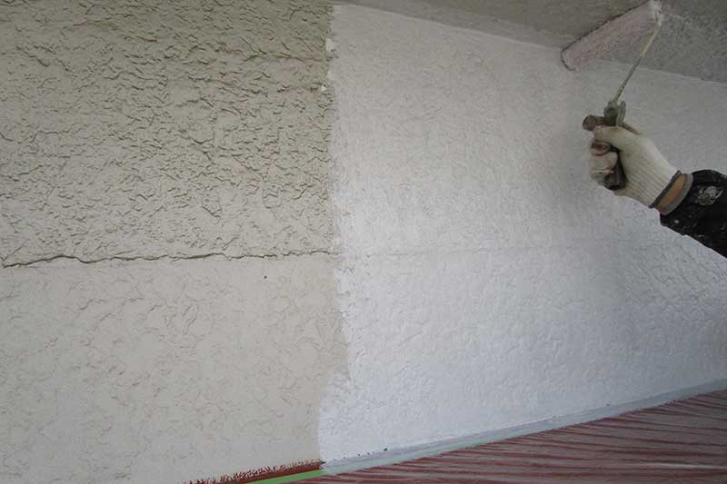 外壁の下塗り作業