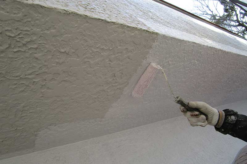 外壁・軒天の下塗り作業