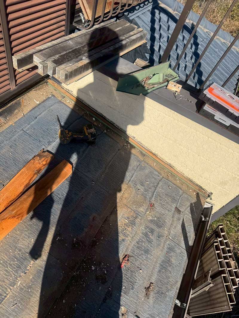 既存ベランダ屋根の解体