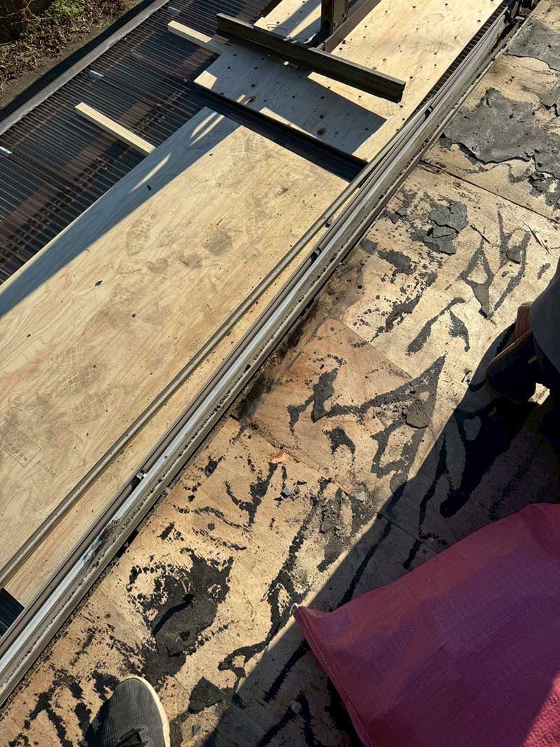 既存ベランダ屋根の解体