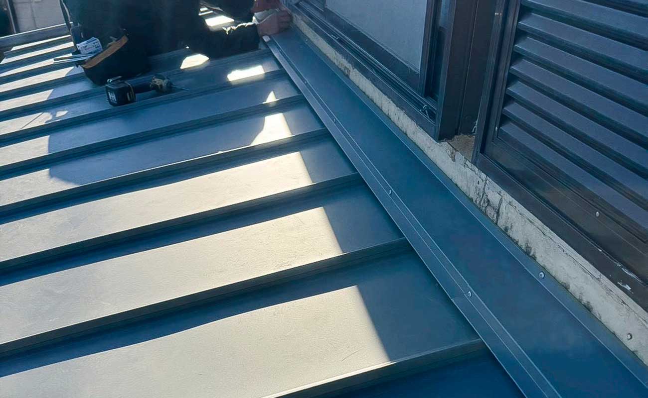 葺き替え工事が完了したベランダ屋根