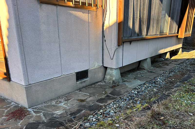 施工前の外基礎の割れ