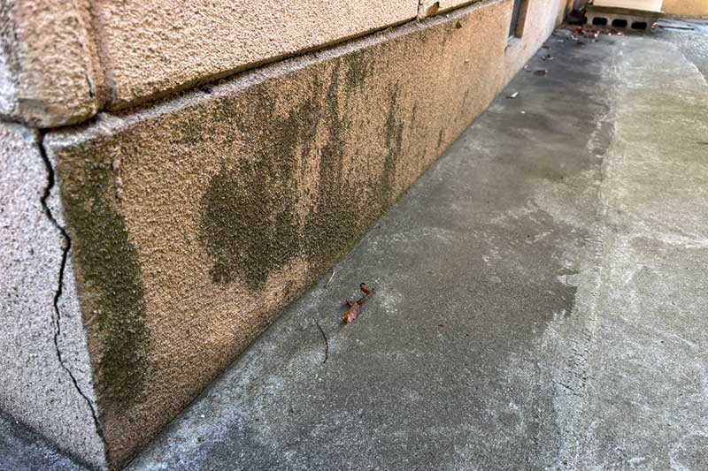 施工前の外基礎の割れ