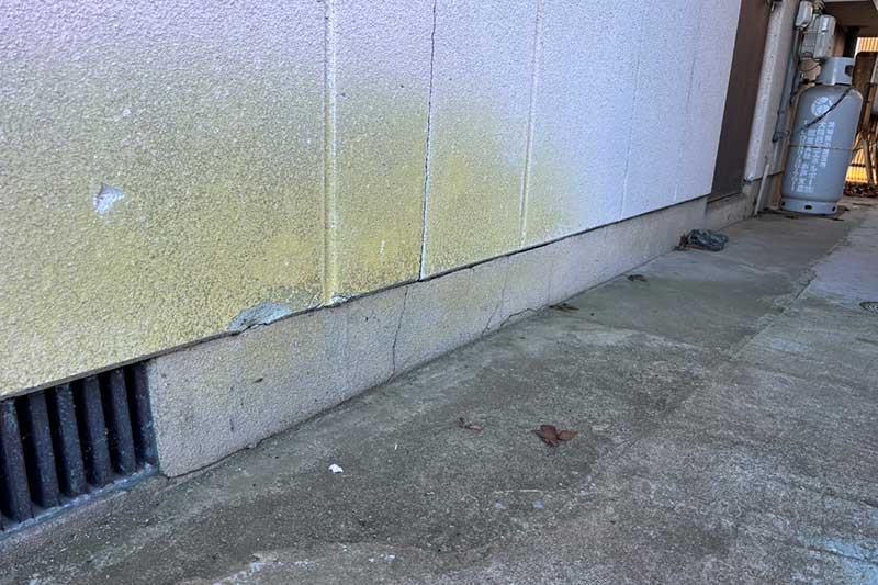 施工前の外基礎の割れ