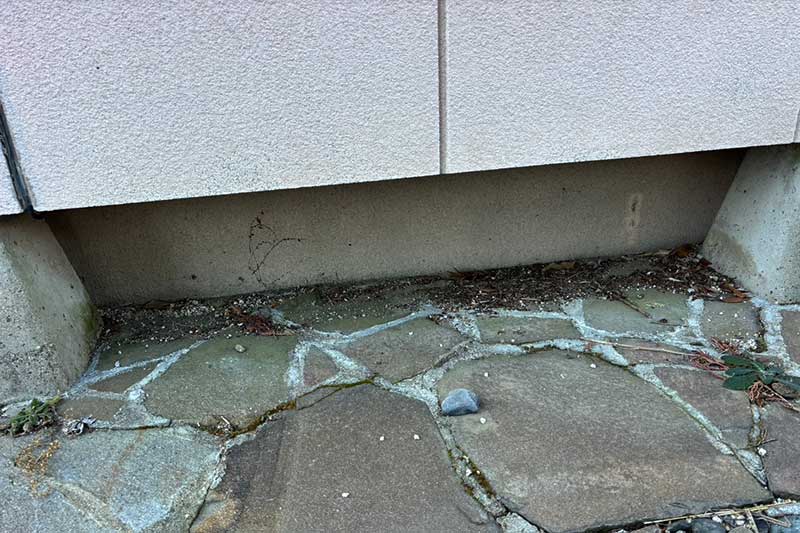 施工前の外基礎の割れ