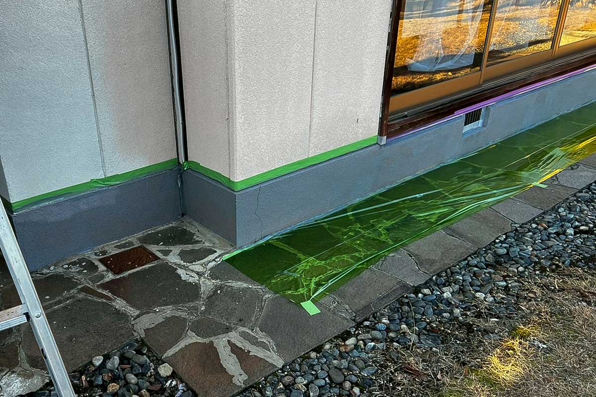 外基礎にタックダイン下塗り塗布