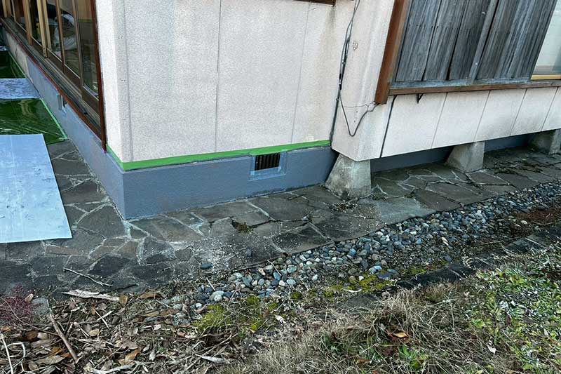 外基礎にタックダイン下塗り塗布