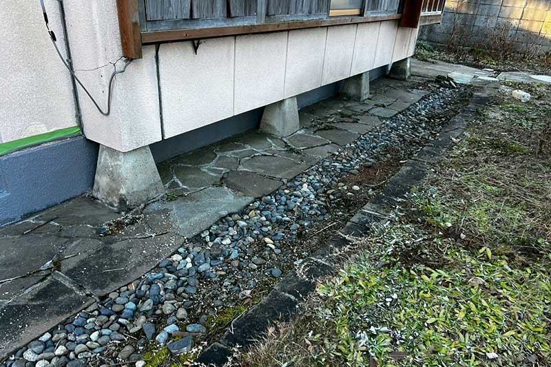 外基礎にタックダイン下塗り塗布