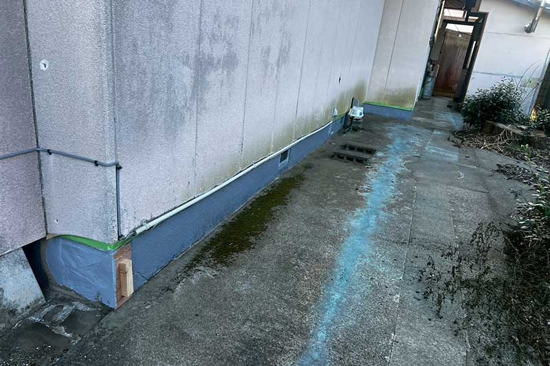 外基礎にタックダイン下塗り塗布