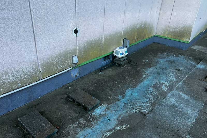 外基礎にタックダイン下塗り塗布