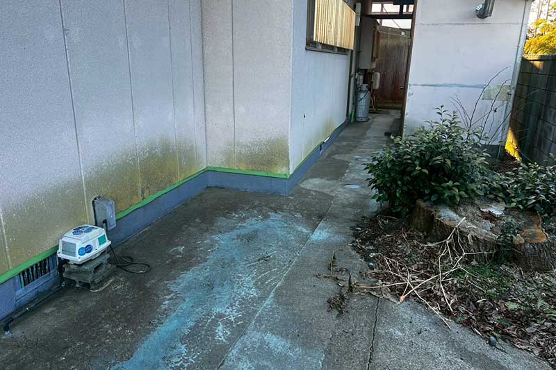 外基礎にタックダイン下塗り塗布