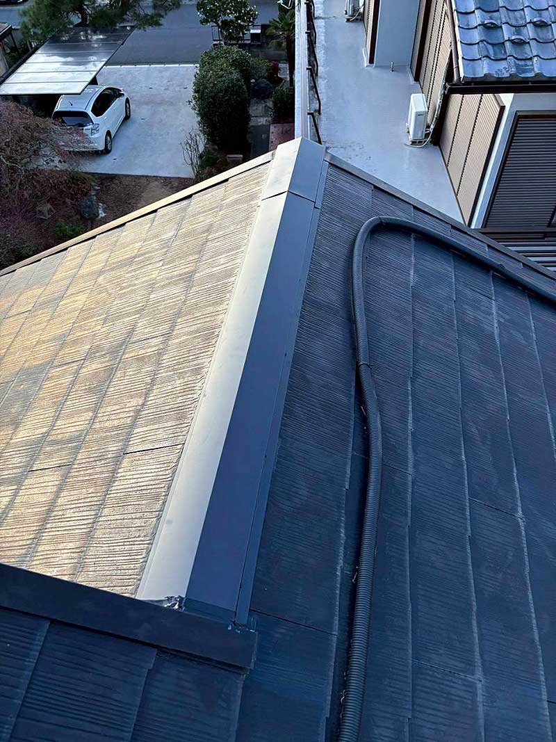 棟板金交換工事が完了した屋根の棟