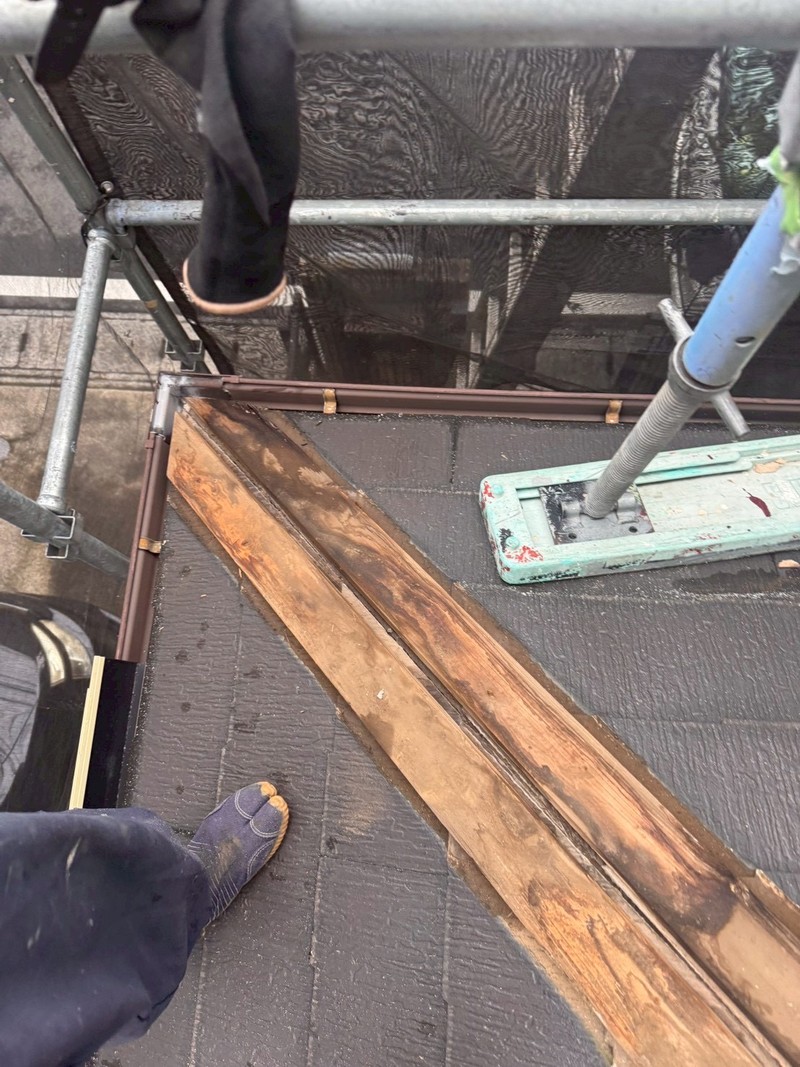 施工前の屋根の棟板金撤去