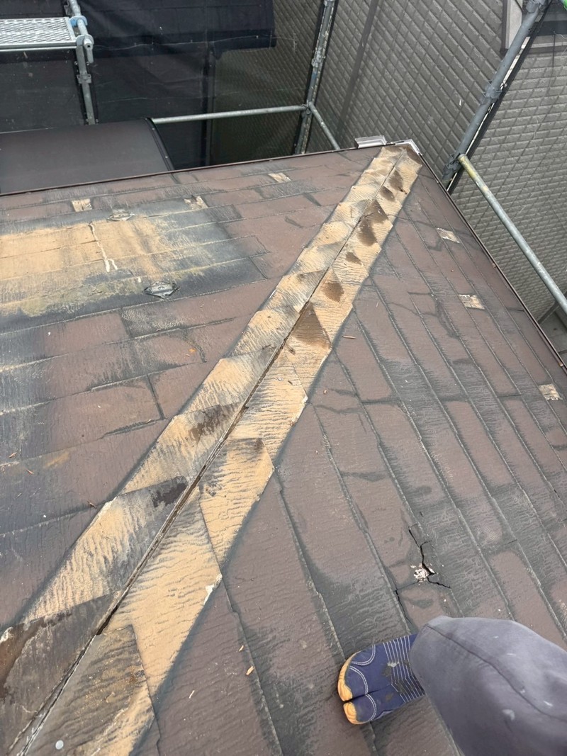 施工前の屋根の棟板金撤去