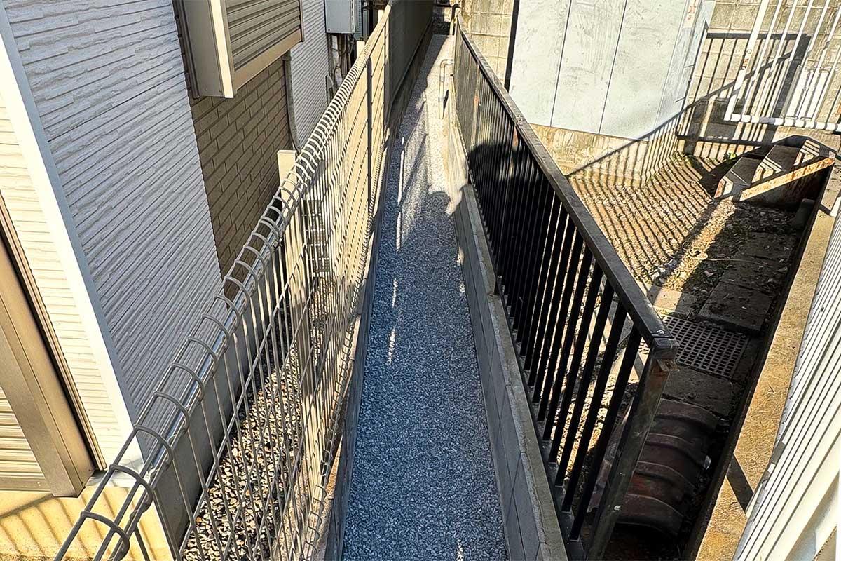 施工後の擁壁ブロック塀と水路