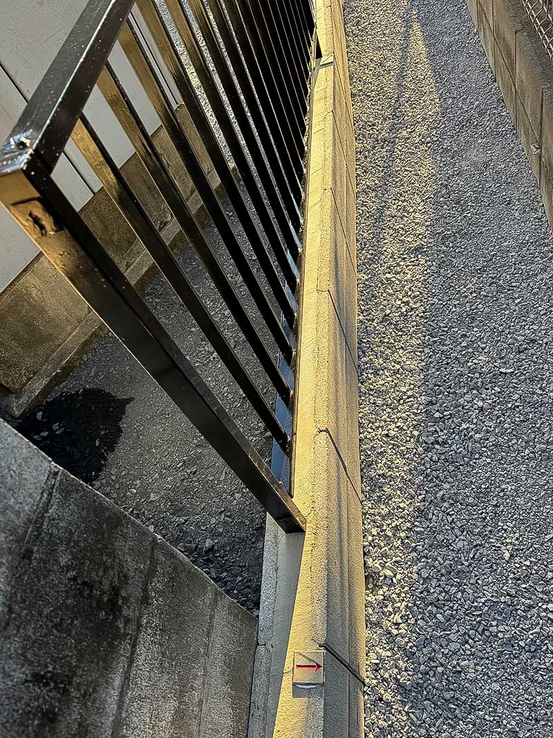 施工後の擁壁ブロック塀と水路