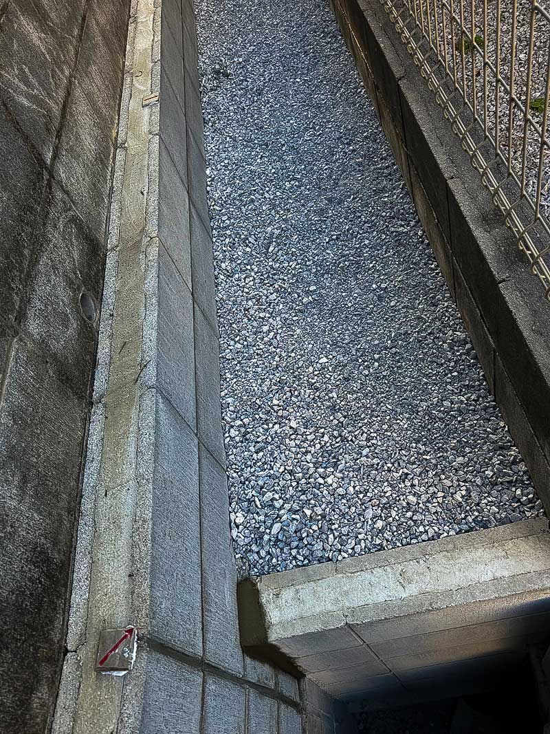 施工後の擁壁ブロック塀と水路