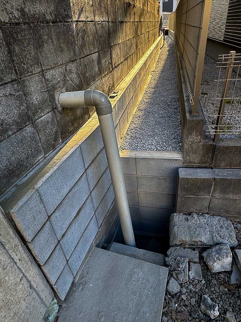 施工後の擁壁ブロック塀と水路