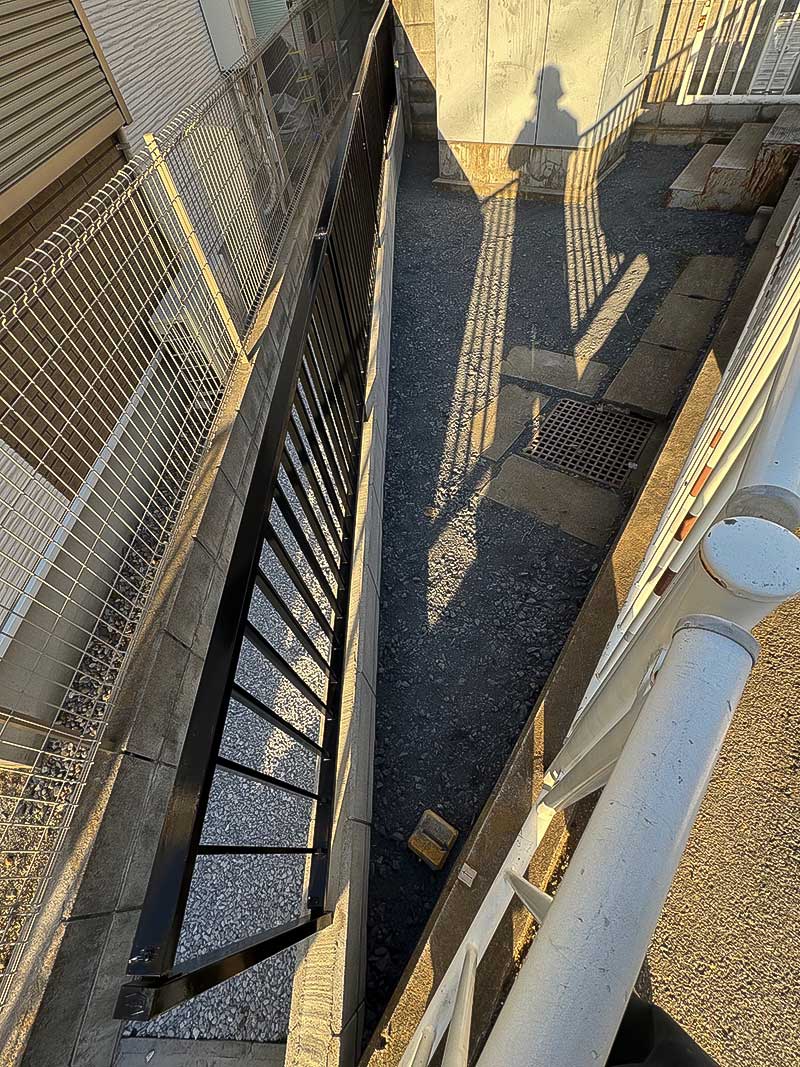 施工後の擁壁ブロック塀と水路