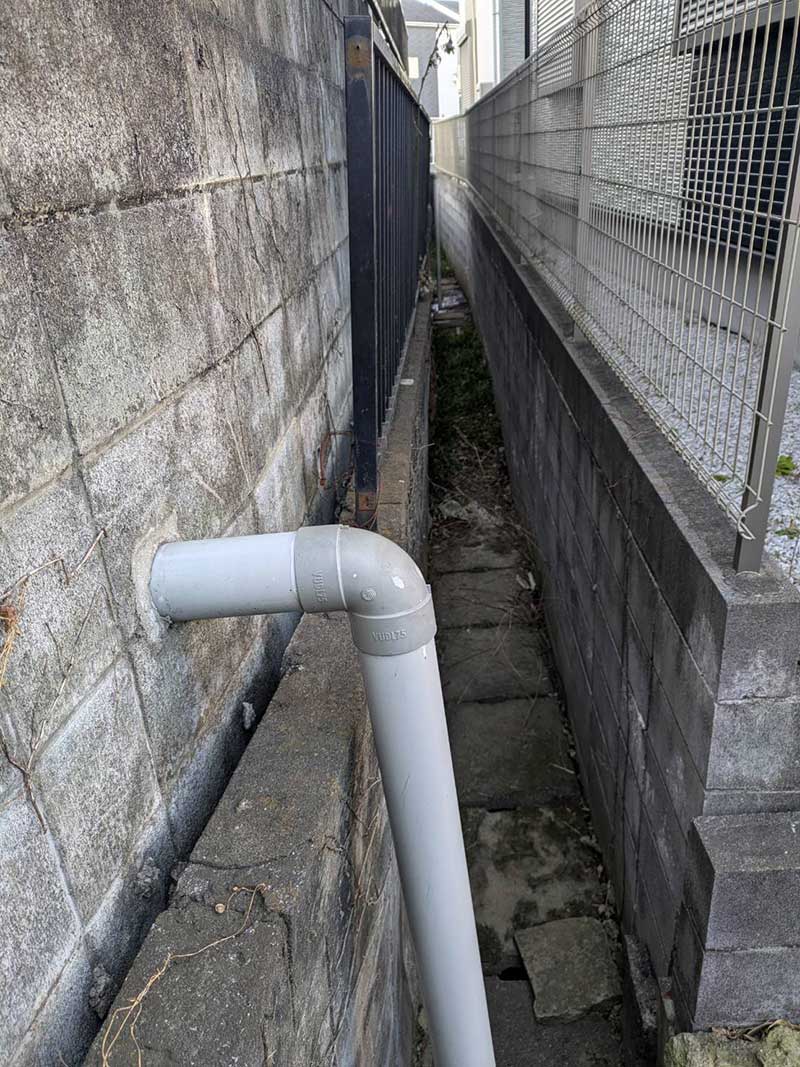 傾いて既存の擁壁と隙間が空いてしまっているブロック塀