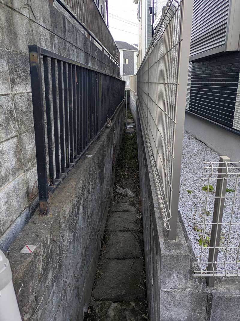 水路入口付近の傾いて既存の擁壁と隙間が空いてしまっているブロック塀