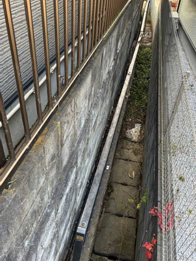 傾いて既存の擁壁と隙間が空いてしまっているブロック塀