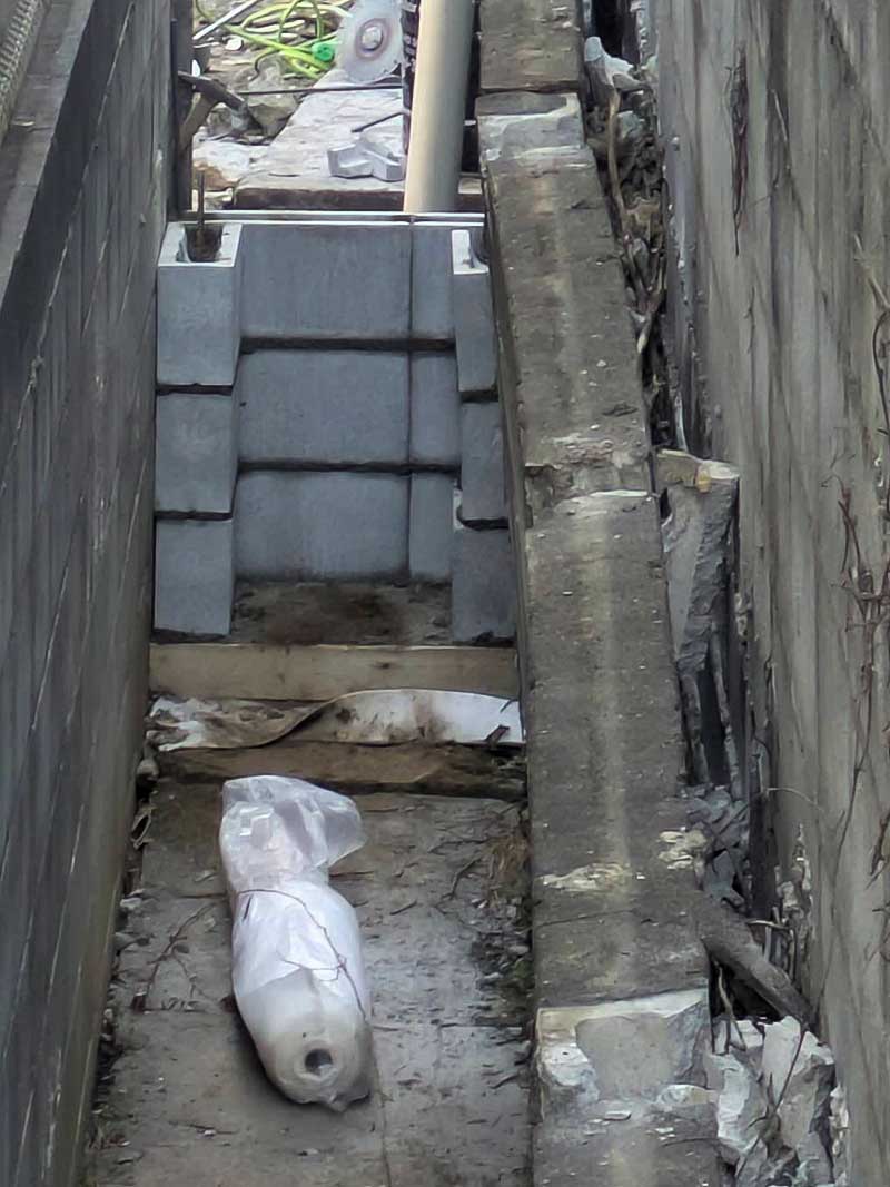 水路の端に新しく設置した土留めブロック塀