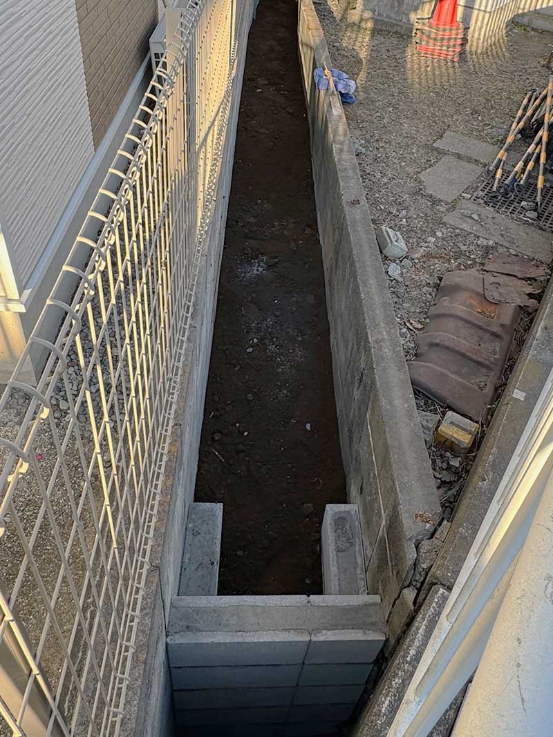 敷設した砂利の上に土盛りした土